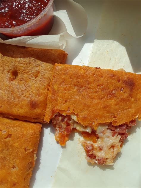 Cheez it pizza. 17 Sept 2019 ... Unlike the classic round pizza, the Stuffed Cheez-It Pizza consists of four baked jumbo squares that are topped with real sharp cheese. Each ... 