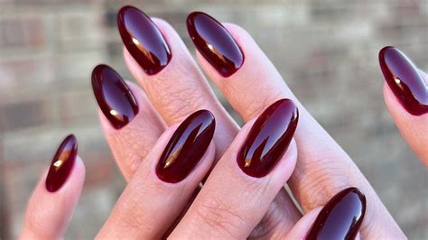 Cherry mocha nails. Cherry mocha, black cherry, cranberry, and burgundy quickly became the red of choice among our most fashionable stars. Getty Images That quick history brings us today, more than halfway through the 2024 awards season, with glazed donut nails being far and few between the new trend. 