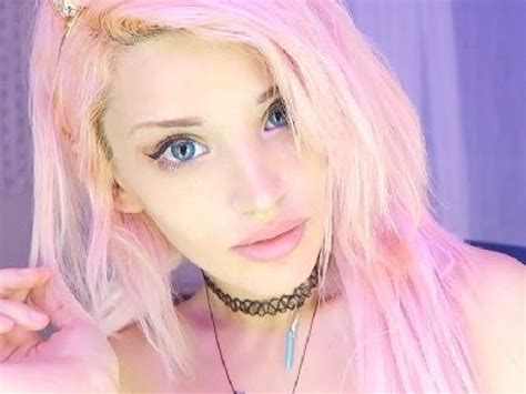 Cherry Crush, the creator of ASMR, was born on July 10, 1990, in Florida, United States. She is currently 33 years old and of American nationality. Until now, the real name of the 29-year-old YouTuber had not been revealed. Similarly, her father is from England, and her mother is from the United States. She even lives with her English aunt and ...
