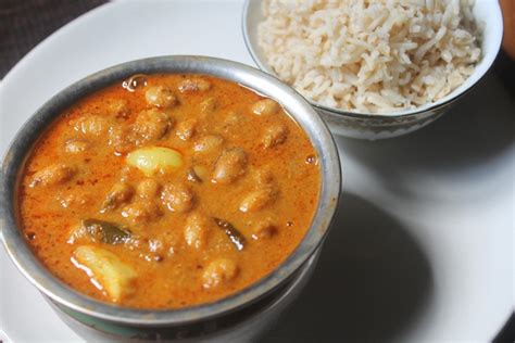 Chettinad Mochai Kara Kuzhambu Recipe - Yummy Tummy