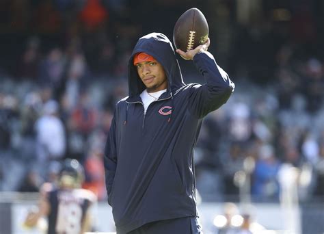 Chicago Bears QB Justin Fields practices for the 1st time since dislocating his thumb. When will he start again?