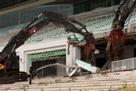 Chicago Bears begin demolishing grandstand exterior at Arlington Park with stadium issue still up in the air