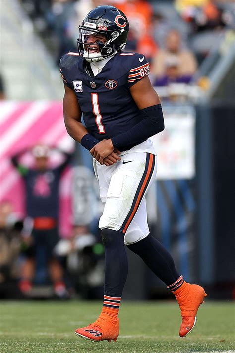 Chicago Bears want to see Justin Fields do full-team work in practice before deciding on status vs. Detroit Lions
