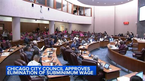 Chicago City Council votes to raise tipped worker minimum wage