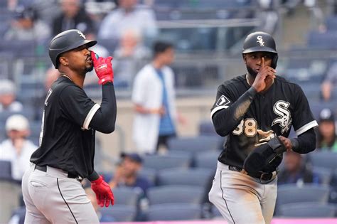 Chicago White Sox belt 4 home runs in a 6-5 victory against the New York Yankees in Game 1 of a doubleheader