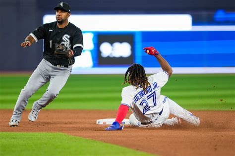 Chicago White Sox drop 9 games under .500 with their 5th straight loss, falling 5-2 to the Toronto Blue Jays