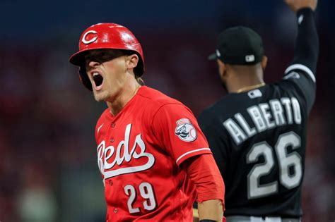 Chicago White Sox give up an early lead in a 5-3 loss to the Cincinnati Reds, falling to 11-23