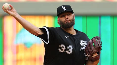 Chicago White Sox reportedly trade starter Lance Lynn and reliever Joe Kelly to Los Angeles Dodgers ahead of Tuesday’s deadline