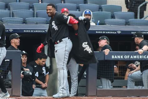 Chicago White Sox split a doubleheader with the New York Yankees, and Eloy Jiménez exits Game 2 with an injury