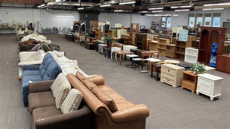 Chicago furniture bank. the chicago furniture bank's furniture program collects donated furniture from all over chicago and brings it to its warehouse to distribute to families and individuals leaving homelessness/shelters and moving into stabilized housing.the cfb has partnered with over 250 social service agencies that primarily serve victims of domestic violence, ... 
