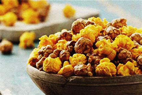 Chicago style popcorn. Learn how to make a simple and delicious version of Chicago style popcorn with cheddar cheese powder and caramel corn. This post is not about politics, but about a salty sweet treat to celebrate the … 