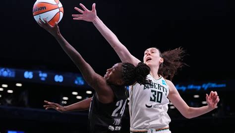 Chicago visits Seattle following Loyd’s 32-point showing