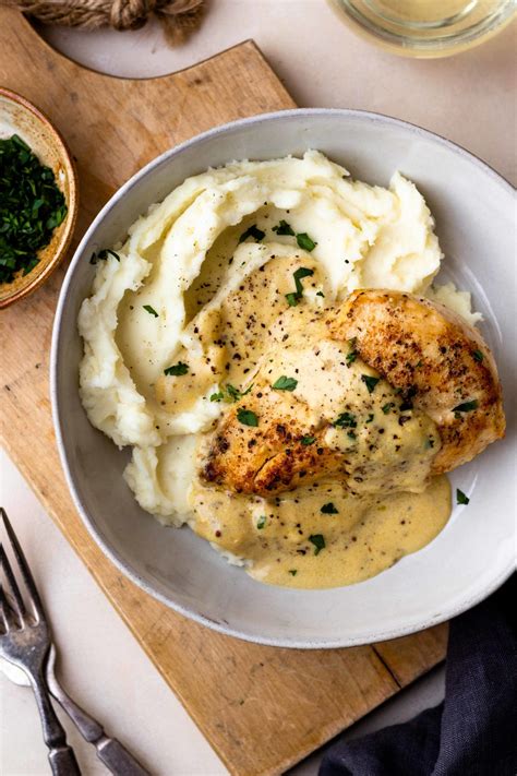 Chicken and White Wine Sauce with Mashes Potatoes and Gravy …