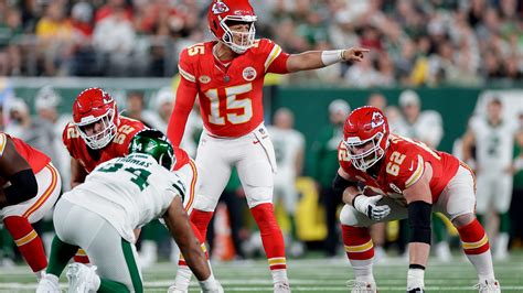 Chiefs’ Patrick Mahomes sets the NFL record for the fastest to reach 200 TD passes