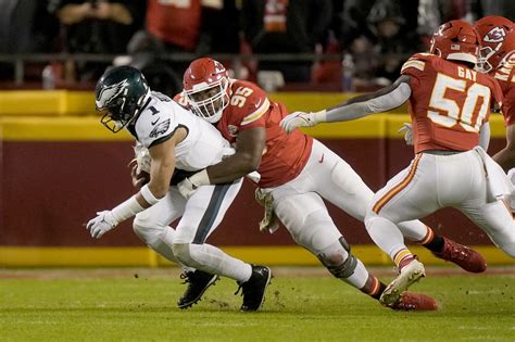 Chiefs head into Raiders game hoping offense catches up to their defense