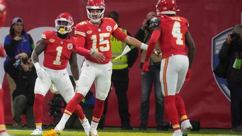 Chiefs hold off Dolphins comeback to win first NFL Germany game