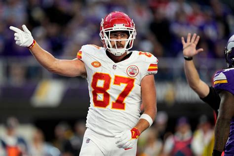 Chiefs star Travis Kelce leaves game vs Vikings with right ankle injury, questionable to return