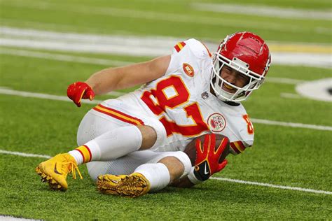 Chiefs star Travis Kelce shakes off an ankle injury with a key TD catch after his brief absence
