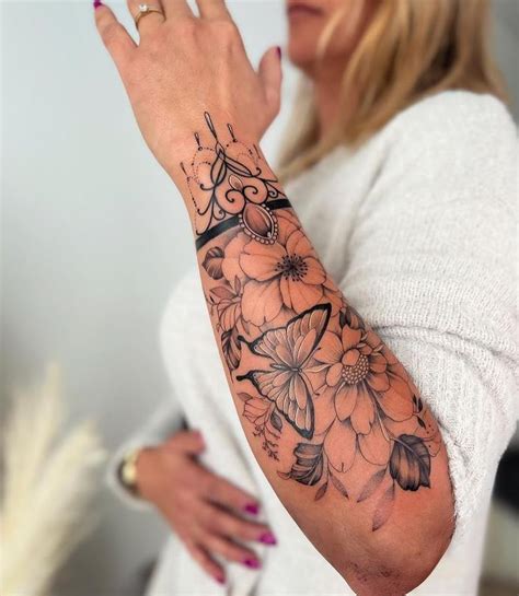 11-mar-2021 - Tatuajes Para Mujeres creó este Pin en Pinterest. Tatuaje media manga de Flores y Mandala por Steve Savard @chik.tattoo. 