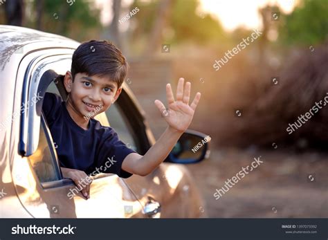 Child Waving Car Stockfoto