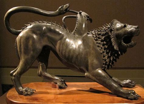 La Chimère d'Arezzo est l'un des plus beaux témoignages de la sculpture étrusque en bronze image principale. On sait, par les textes antiques, que les Étrusques excellaient tout particulièrement dans cet art. Malheureusement, la plupart de ces œuvres ont été détruites, et cette Chimère est l'une des rares à nous être parvenues.. 
