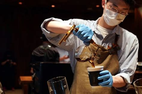 China, una nación bebedora de té, ahora tiene más cafeterías de marca que Estados Unidos.