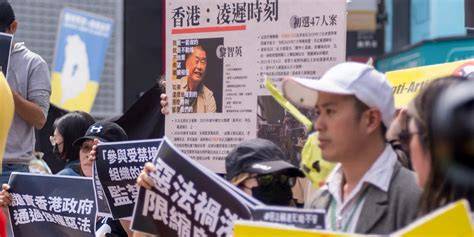 China cracks down on virtual girlfriends, causing users devastated.