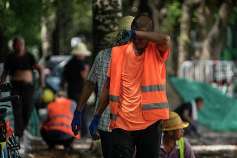 Chinese employers ordered to limit outdoor work as country struggles with heat, flooding and drought