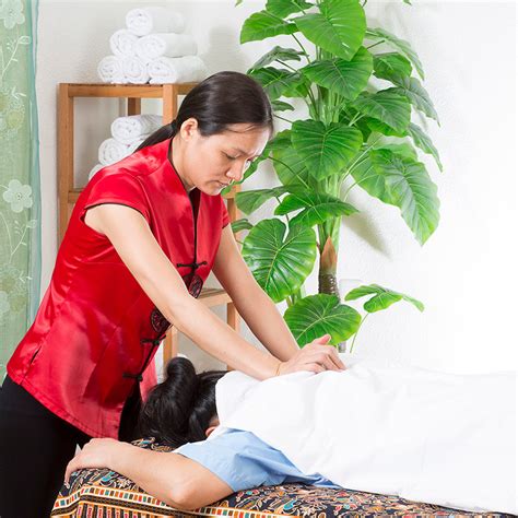 Chino masajes. ¿Qué es el Masaje Chino? El masaje Tui Na se utiliza para tratar lesiones musculares, dolor crónico, estrés y fatiga. La técnica se utiliza para aliviar el dolor … 