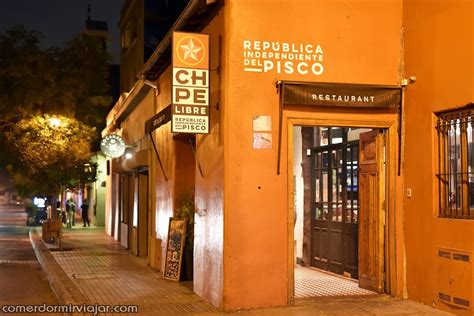 A pisco jug marks the entrance of Chipe Libre (Lastarria 282, Barrio Lastarria, closed Sunday), a restaurant that declares itself the “Independent Republic of Pisco.” Start with a frothy pisco sour or check out the pisco flights at Chipe Libre República Independiente del Pisco .. 