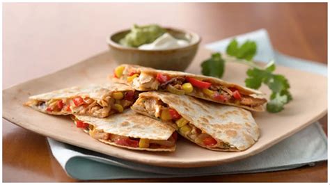 Chipotle fajita quesadilla. THE STEAK: To a small bowl, combine garlic, chili powder, salt, oregano, black pepper, cumin, coriander, adobo, and olive oil to make the marinade. Pour the marinade over the steak and let it sit for at least 30 … 