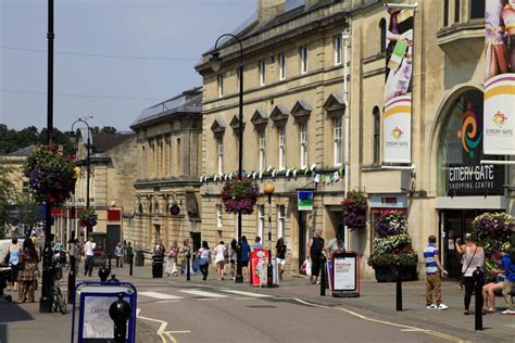 Chippenham in wiltshire. Chippenham is located on the River Avon, in the county of Wiltshire, approximately 100 miles west of London and 13 miles north-east of Bath. The town has a population of around 22,000. Administratively it is the seat of the local government district of North Wiltshire which covers an area of approximately 768 … 