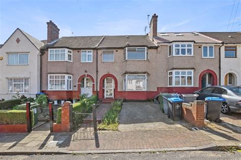 Chipstead Gardens, London 3 bed terraced house for sale