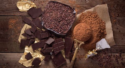 Chocolate caffeine. Chocolate or cocoa is a food made from roasted and ground cacao seed kernels that is available as a liquid, ... (5 grams) of dry unsweetened cocoa powder has 12.1 mg of caffeine and a 25-g single serving of dark chocolate has 22.4 mg of caffeine. Although a single 7 oz. (200 ml) serving ... 