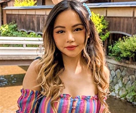 Chole ting. Chloe Ting, an exuberant fitness star who was born in Brunei and later moved to Australia, according to one of her videos. She studied econometrics, statistics and finance, ... 