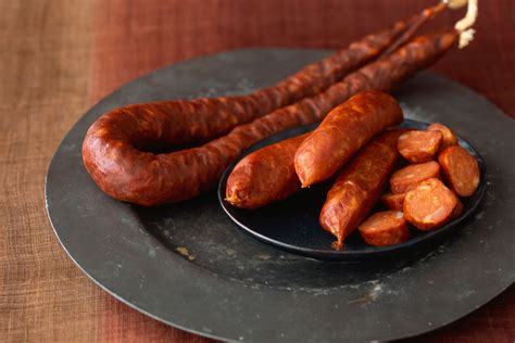 Choriso. Chorizo Cantimpalo is the type that you usually cut into slices and serve with bread or cheese. Chorizo Riojano. One of the most common foods in Riojano, an area that holds great tradition in making sausages. The Chorizo Riojano usually comes in the shape of a horseshoe and has a diameter of 30-40mm. 