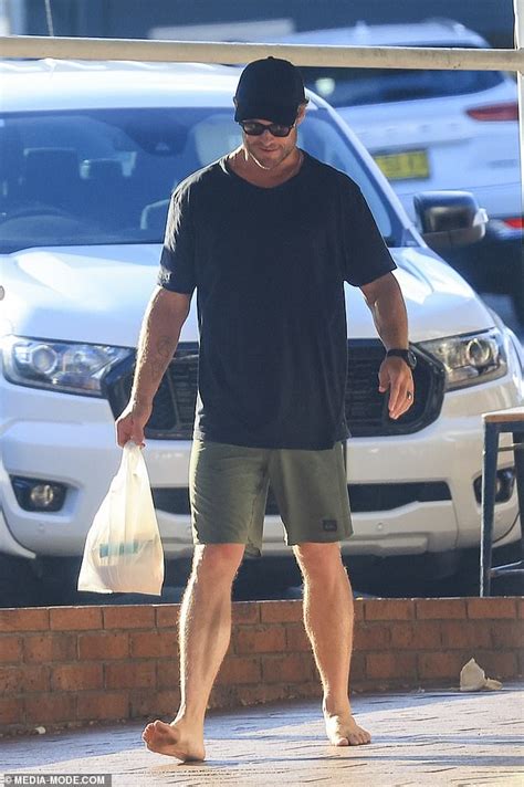 Chris Hemsworth goes barefoot as he spends quality time with his …