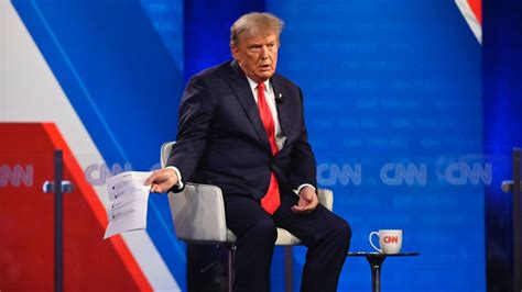 Christiane Amanpour expresa su desacuerdo por el foro de CNN con Trump; dice que tuvo un “intercambio muy sólido” con el presidente de CNN