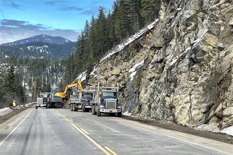 Christina Lake slide still partly blocking Hwy 3 - Castlegar News