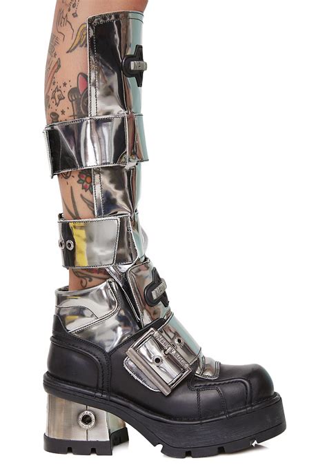 Chrome boots. Walking boots are an effective treatment for metatarsal, toe, ankle and foot fracture healing, according to the Foot and Ankle Center of Washington. Tall walking boots are best for... 