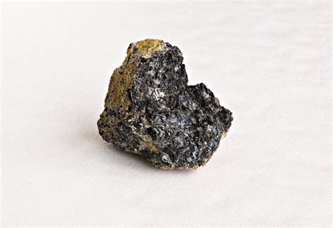 Chromite (Chromite) - Rock Identifier