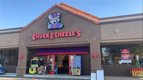 Chuck e cheese california. The first Pizza Time Theatre in 1977. The first Chuck E. Cheese's Pizza Time Theatre opened on May 17, 1977 on 570, Winchester BVD, in San Jose, California. The pilot location was a 5,000 square foot former brokerage building and was the first restaurant of its kind – offering a combination of pizza, animated entertainment, and an indoor arcade. 