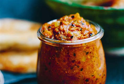 Chutneys indian cuisine. In the North, chutneys are predominantly used in chaats, Indian street food and snacks. The two most popular ones aregreen chutney (hari chutney) and sweet tamarind chutney (meethi chutney or saunth). 