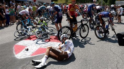 Ciclistas cayeron “como bolos” en un accidente del Tour de Francia