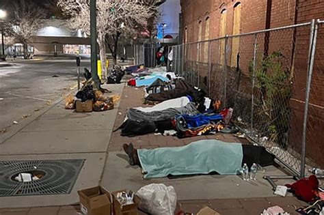 Cientos de migrantes duermen en las calles de El Paso, Texas, mientras se anticipa que la cantidad siga aumentando