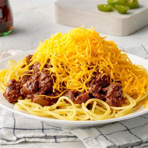 Cincinnati chilli. Cincinnati chili is a little different from other chili recipes; instead of focusing on plenty of chili peppers, it focuses more on Mediterranean style spices including cinnamon, allspice, and cloves. Other meat sauce recipes usually brown the meat before simmering it and this recipe cooks the meat in the sauce as it … 