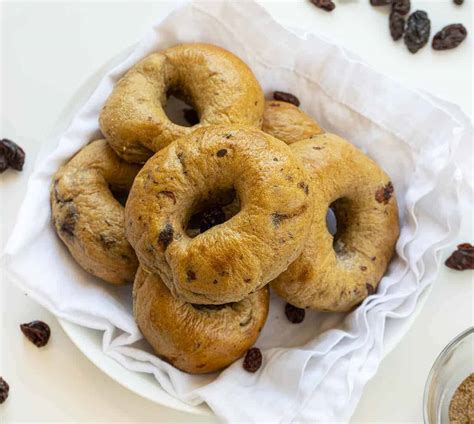 Cinnamon raisin bagels. Includes 4g Added Sugars. Protein 10g. 0% Vitamin D 0mcg. 3% Calcium 41mg. 17% Iron 3mg. 1% Potassium 57mg. *. The % Daily Value (DV) tells you how much a nutrient in a serving of food contributes to a daily diet. 2,000 calories a day is used for general nutrition advice. 55 Net Carbs Per Serving. 