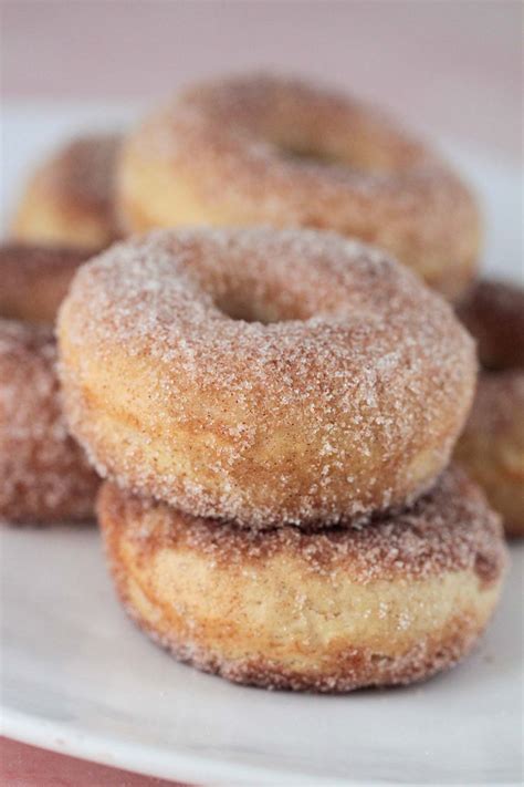 Cinnamon sugar donuts. 1.Preheat oven to 350 degrees, spray a nonstick donut pan with cooking or baking spray and set aside. 2.In a large mixing bowl, combine all dry batter ingredients. Use a whisk to break up any clumps and to combine well. In a small … 