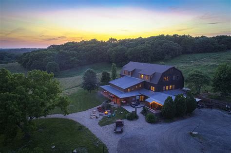 Circle s ranch. Find out more. Sitting on 600 acres, Circle S Ranch is a picturesque barn wedding venue in Kansas, with beautiful outdoor ceremony sites, an indoor 3,000-square-foot Party Barn … 