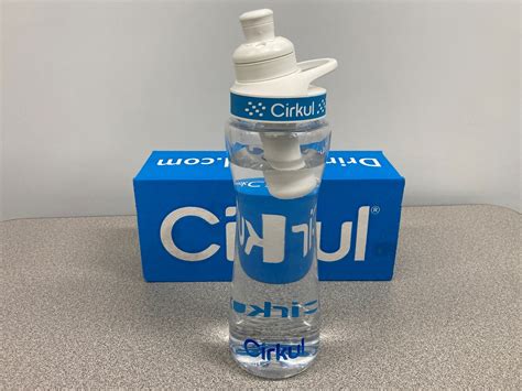 Since Cirkul water bottles are available in 42oz, 32oz, 22oz, and 12oz varieties, each bottle will carry you over for a specific number of days. A Cirkul Sip will last an average of eleven fill-ups with a 12oz bottle, six fill-ups with a 22oz bottle, and four fill-ups with a 32oz bottle.. 